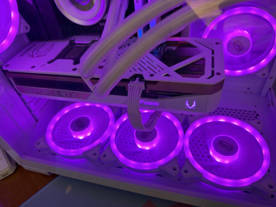 Продам видеокарту 5070ti в белом исполнении,