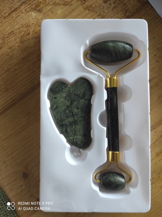 Комплект за масаж на лице – зелен кварцов ролер и гуа ша камък