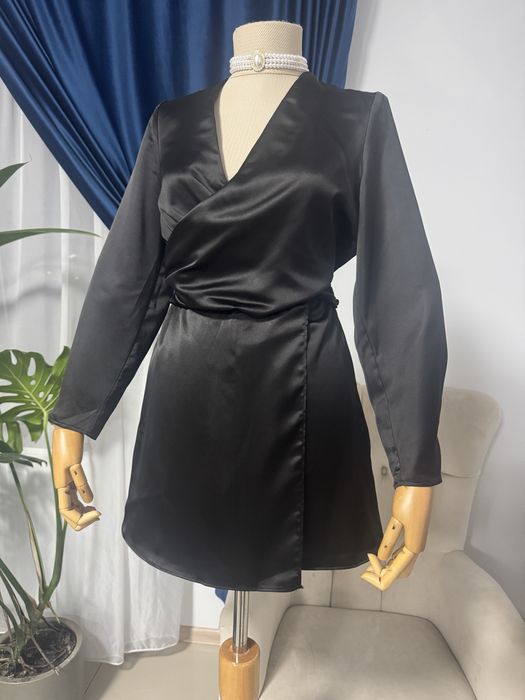 Salopeta scurta satinata de cocktail cu maneci lungi Zara marimea S