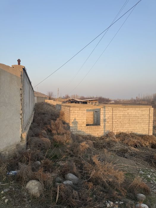 Manzil Fargona Pakanada joylashkan 20 sotix yer srochni sotiladi