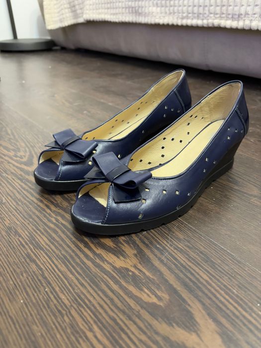 Pantofi decupați din piele