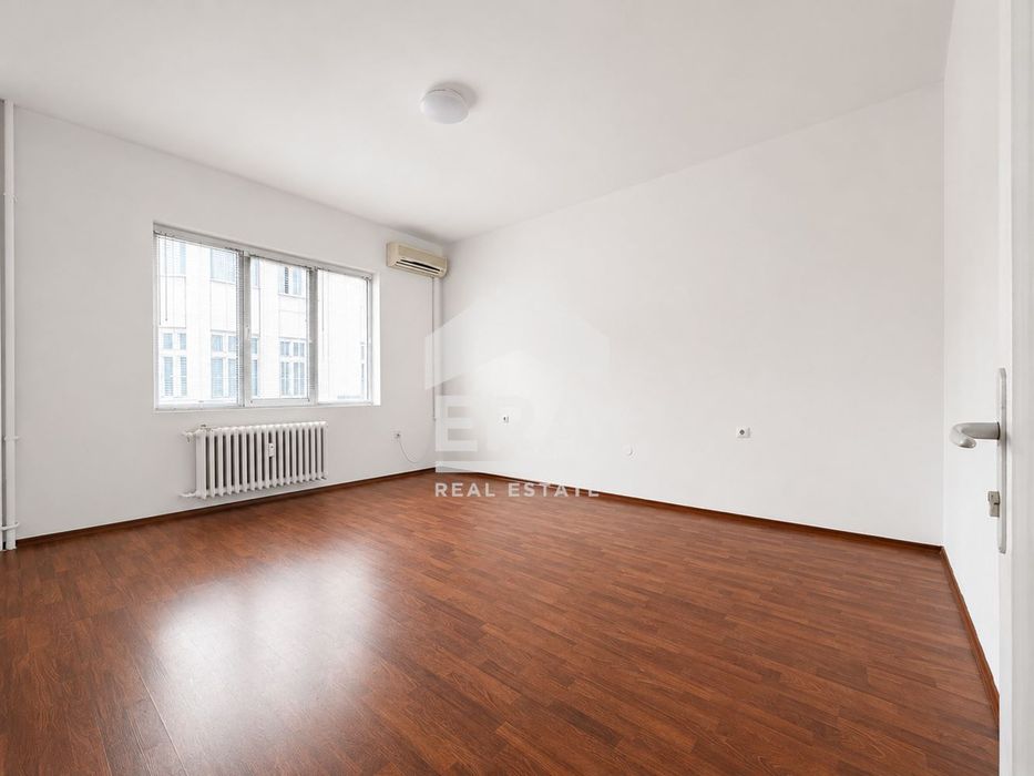 Дава се под наем Тристаен апартамент в София, Център - 130 кв.м за 900 € - Снимка #8