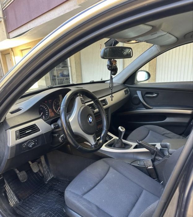 Автомобил BMW 330