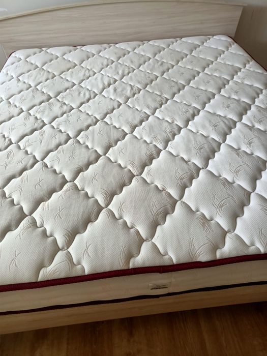 Кровать, матрас и комодьс зеркалом