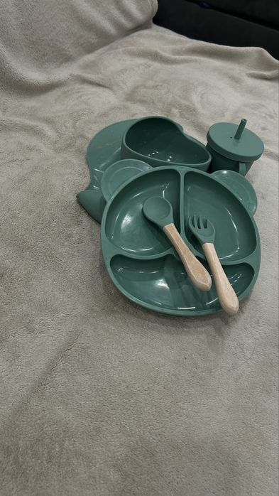 Продам шезлонг , коврик и посуду