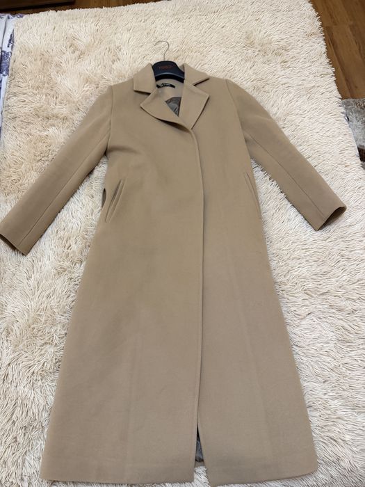 Дълго право кафяво палто