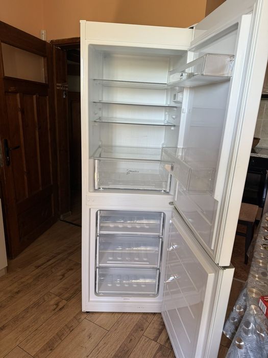 Хладилник с фризер