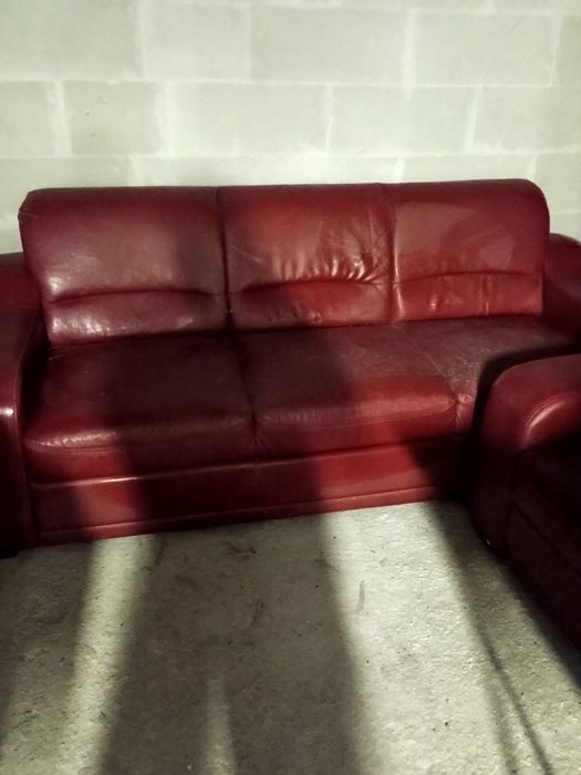 Червен кожен диван и единичен фотьол