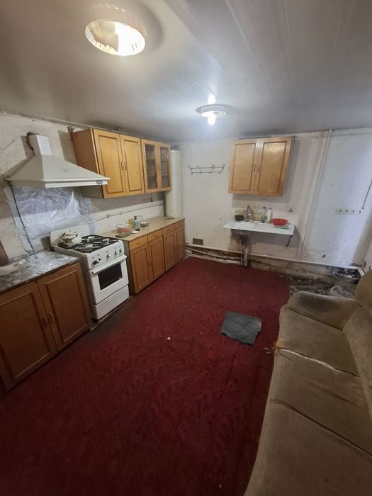 Чирчик Шахрида  3  Хонали Ховли Троицкийда жойлашган 18-мактаб якин Ои