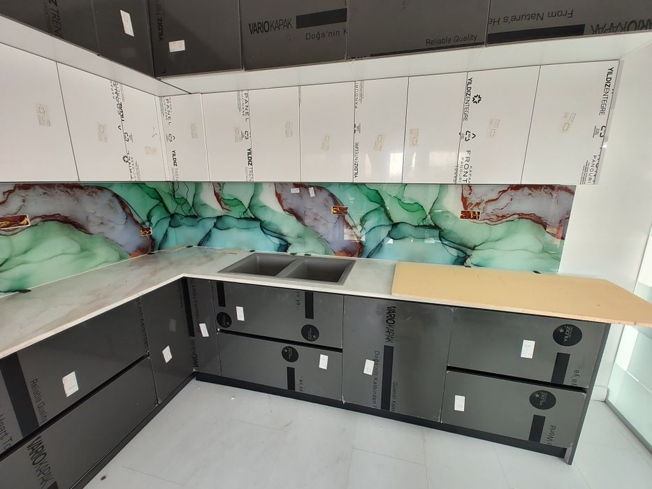 Sticla  printata montata intre corpurile de bucatarie