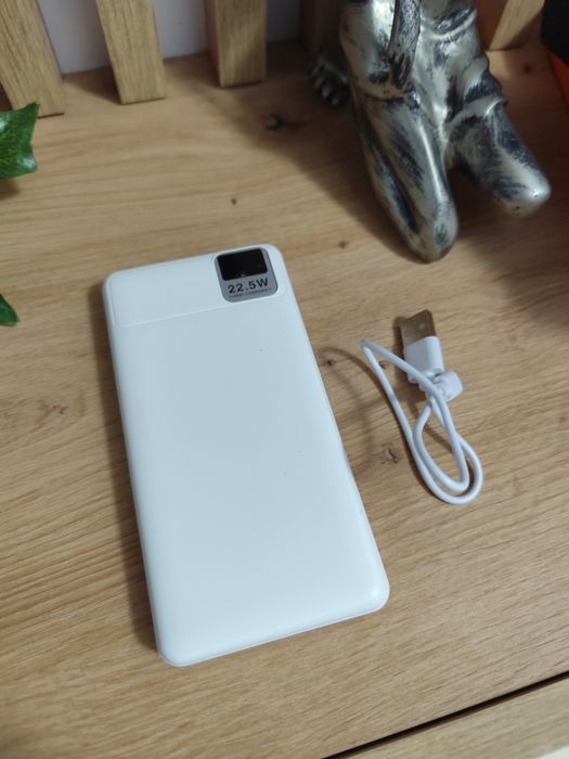 NOUA Baterie externa 10.000 Ah cu cablu inclus model slim deosebit