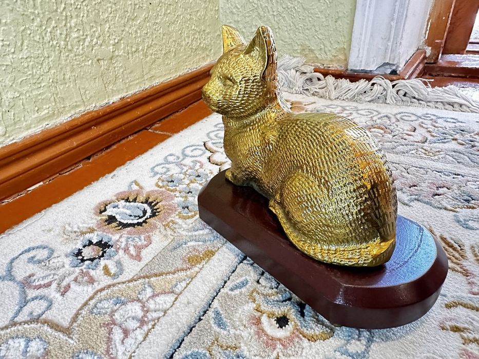 статуэтка золотого кота,