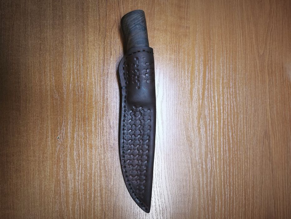 Чисто нов ловен нож с дръжка от орех и кания от телешки бланк