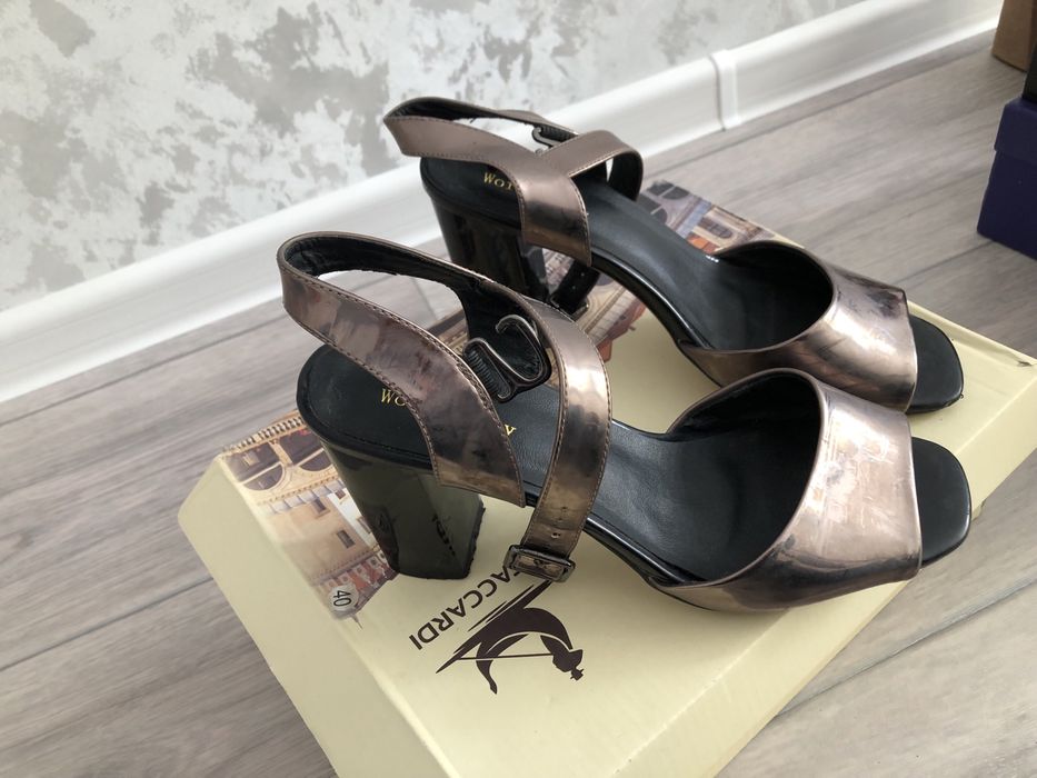 Аяк киимдер сатылады