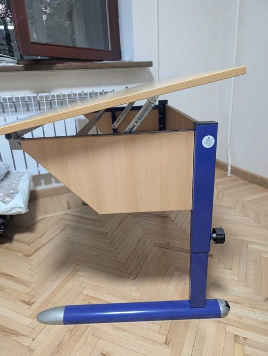 парта/стол для ученика.