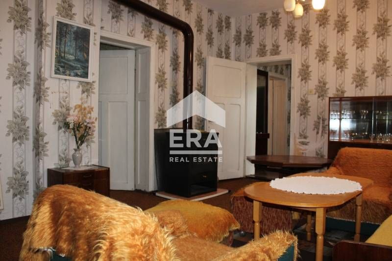 Къща със селскостопански постройки и масивен гараж в село Подвис