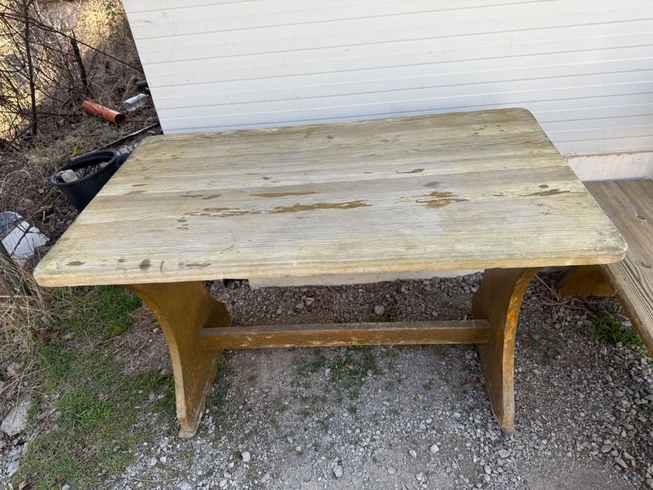 Дървена маса с две пейки