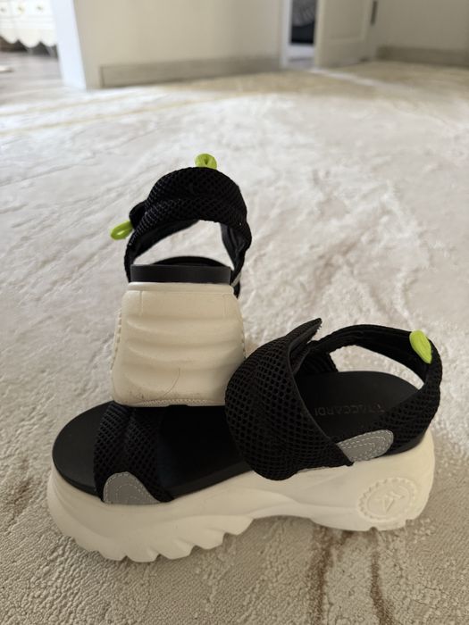 Сандали стильные. Новый.