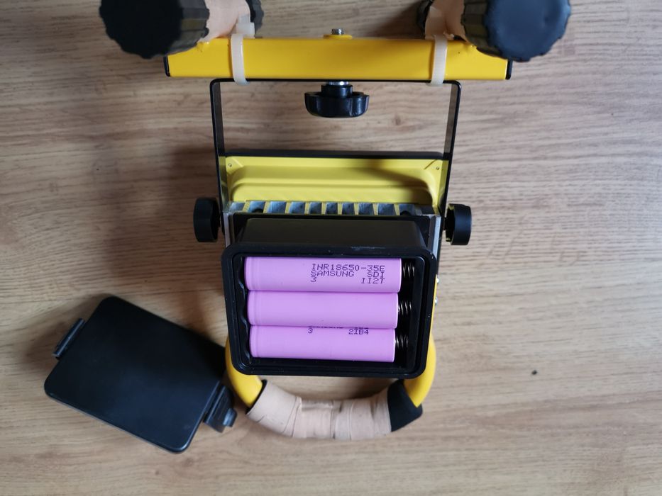 Светодиодна лампа 12 волта/ прожектор на батерии