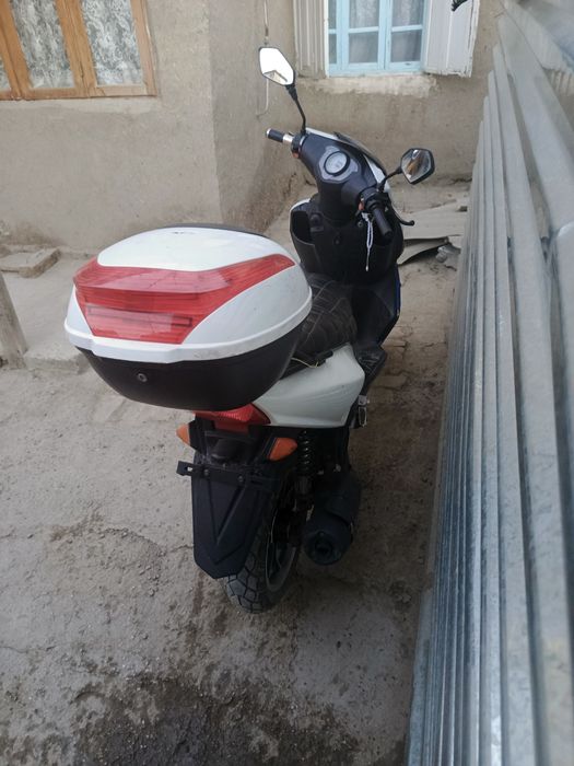 Skuter tez sotiladi srochniga pul kerak