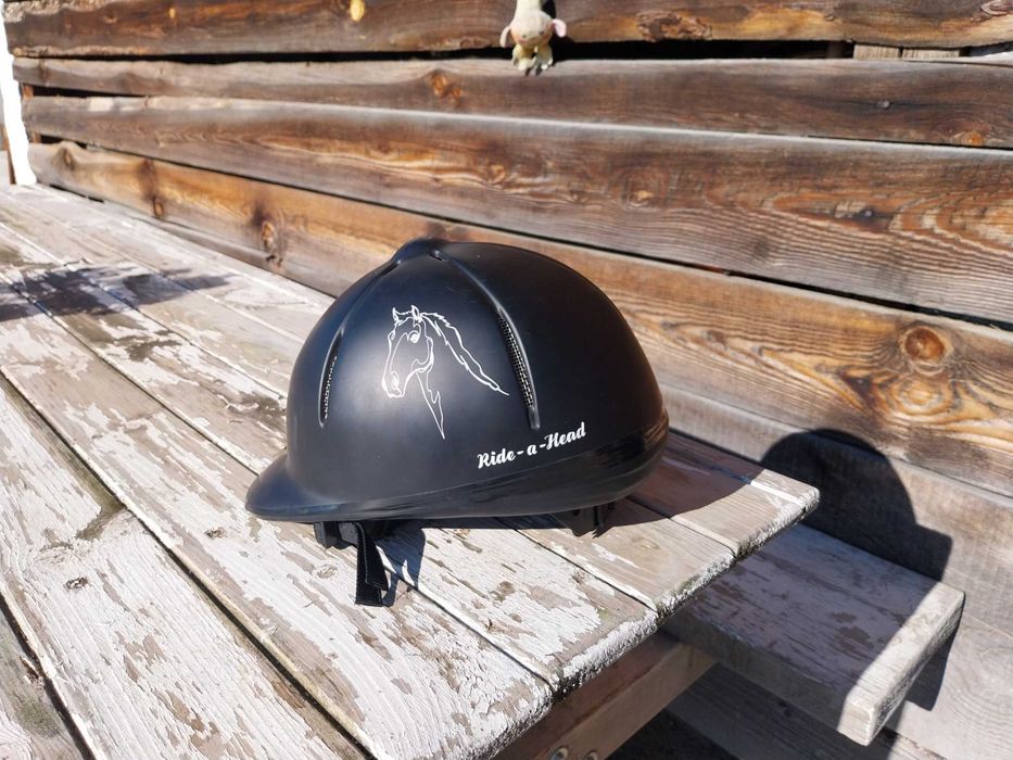 Каска за конни спортове