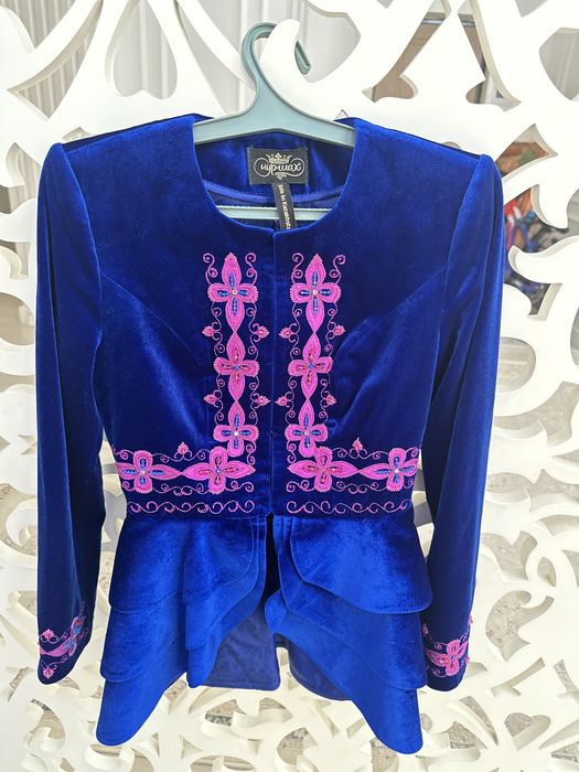 Ұлттық костьюм мен камзол сатылады.