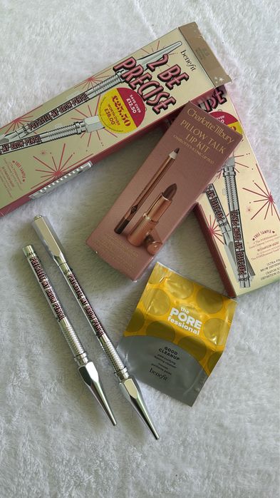 Чисто нови комплект на benefit и charlotte tilbury