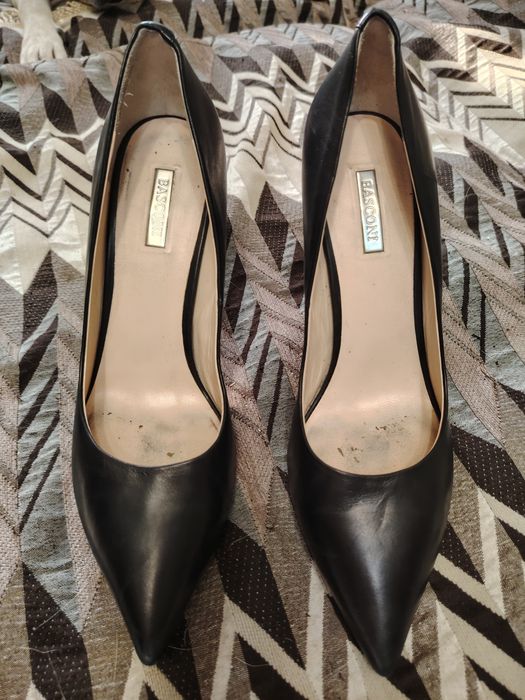 Элегантные черные туфли на каблуке