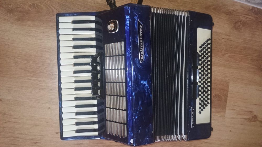 Vând acordeon preț ușor negociabil