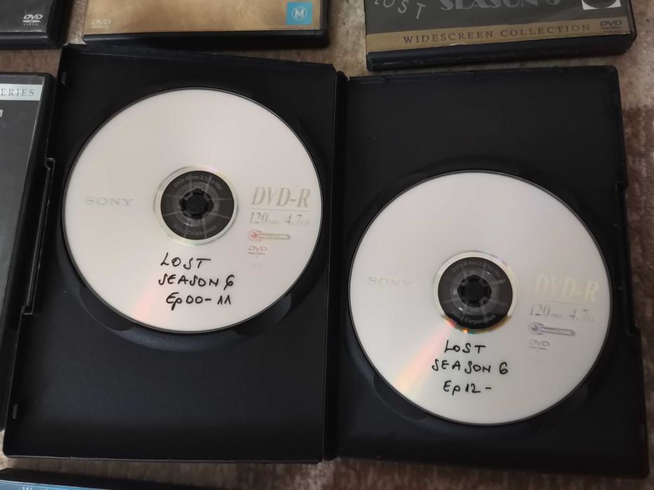 Vând colecție DVD - seriale/filme/concerte/spectacole.