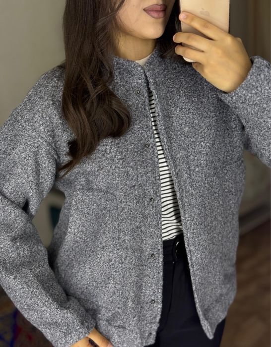 Модный серый бомбер