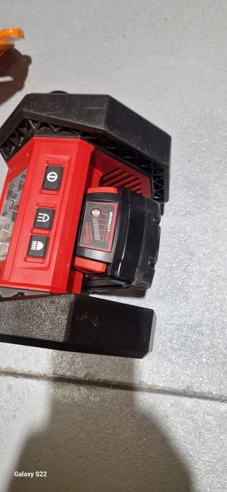 Hilti , Milwaukee reflector  pe acumulator