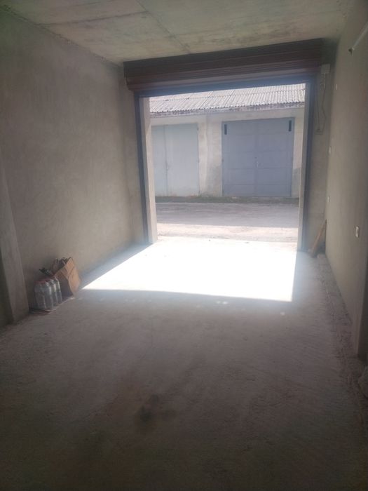 Собственик дава под наем тухлен масивем гараж с ток 25кв.м.
Осветление