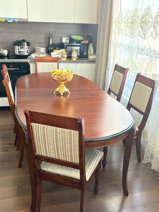 Продаётся стол деревянный.