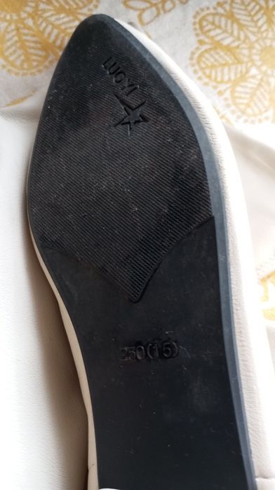 Сапожки чёрные и белые.