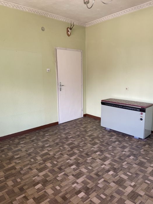 Къща в центъра на Чепеларе – 2 етажа, двор и 2 гаража