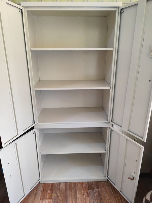 Продам столы и шкаф срочно