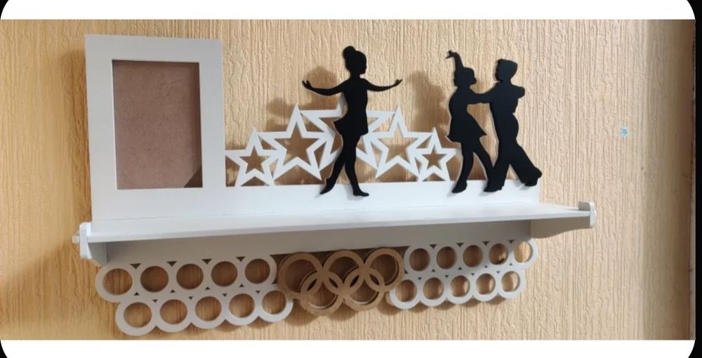 Медальница с полкой.