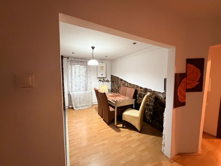 De vânzare apartament cu trei camere in cartierul Unirii.Mai multe detalii la telefon 0751687836.