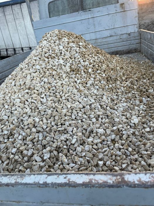 Piatra ornamentala granit negru albăstrui calcar alb