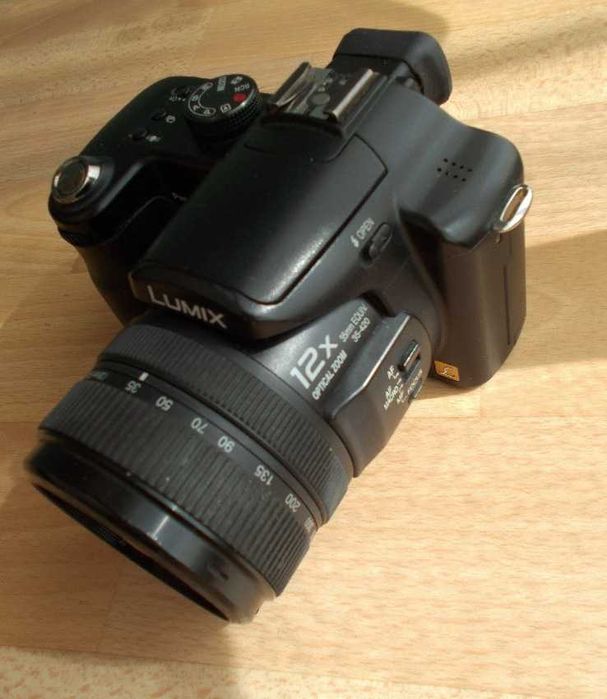 Фотоапарат Panasonic Lumix FZ-50. С принадлежности, фото-чантичка и статив. Мн. добър
