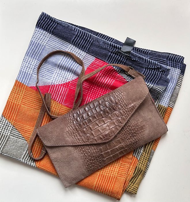 Малка кожена чанта и цветен шал  Marc O’Polo