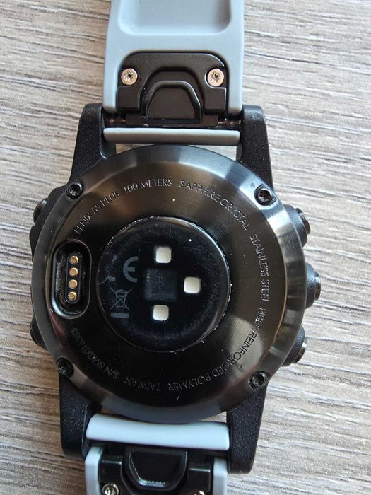 Продавам Garmin Fenix 5S Plus Sapphire Edition в добро състояние