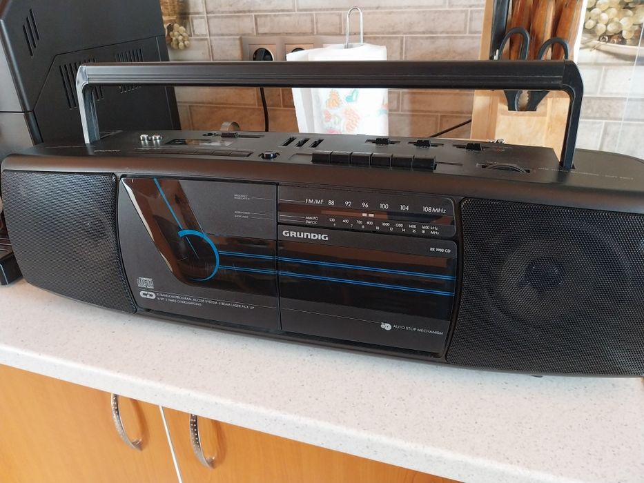 Vând radiocasetofon Grundig RR 1900cd