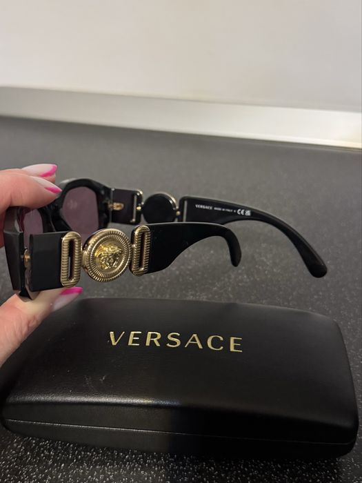 Ochelari de soare Versace.