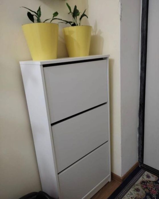 Обувница, галошница.