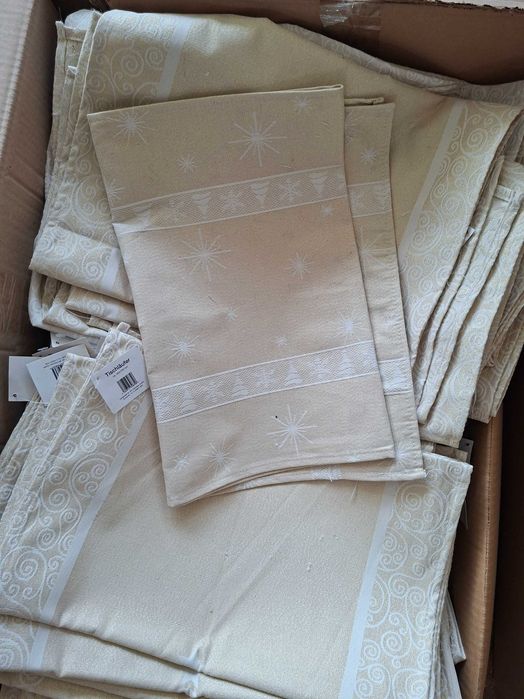 Продавам коледни покривки и тишлайфери