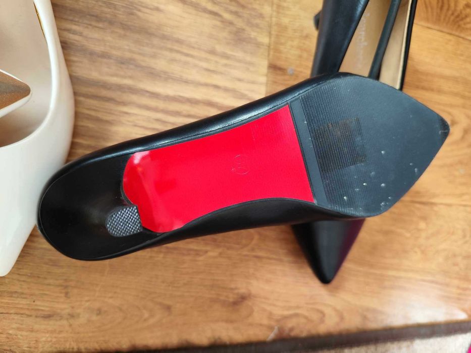 Дамски обувки с нисък ток.