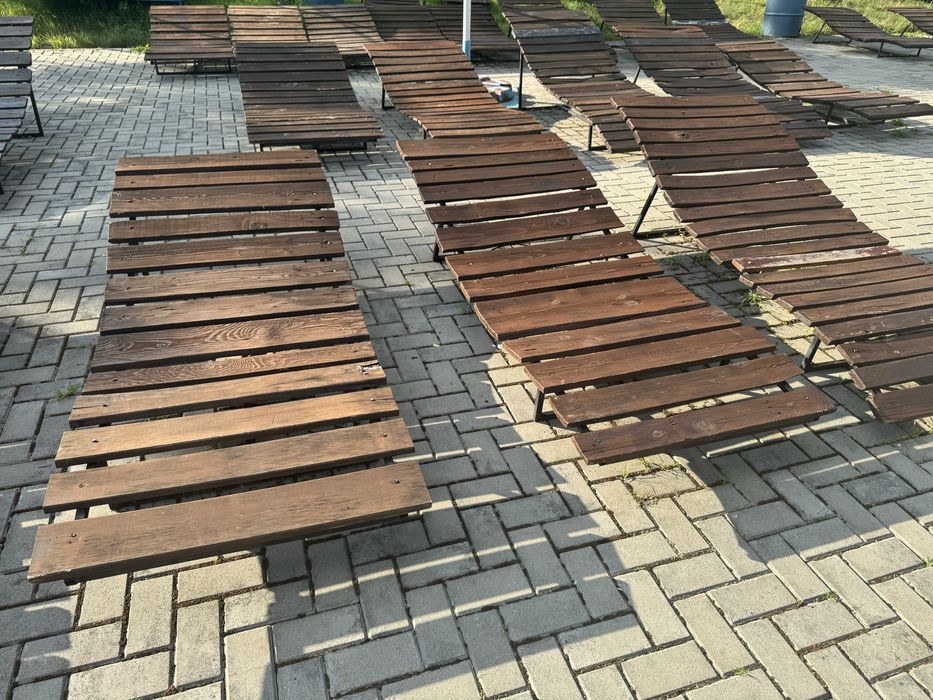 Vand sezlonguri pentru piscina