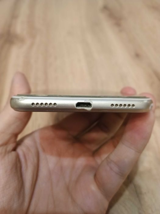 Продавам телефон Huawei с оригинална кутия